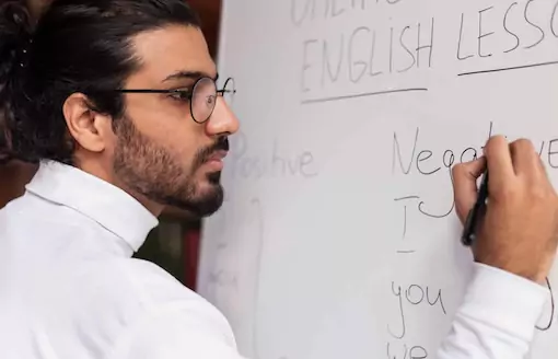 teacher-writing-english-grammar Meilleur Cours Anglais